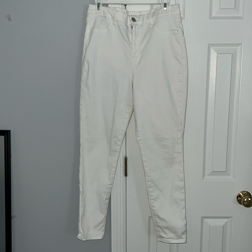 White high waisted American eagle jeans